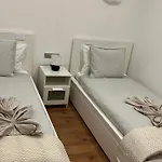 Linda *